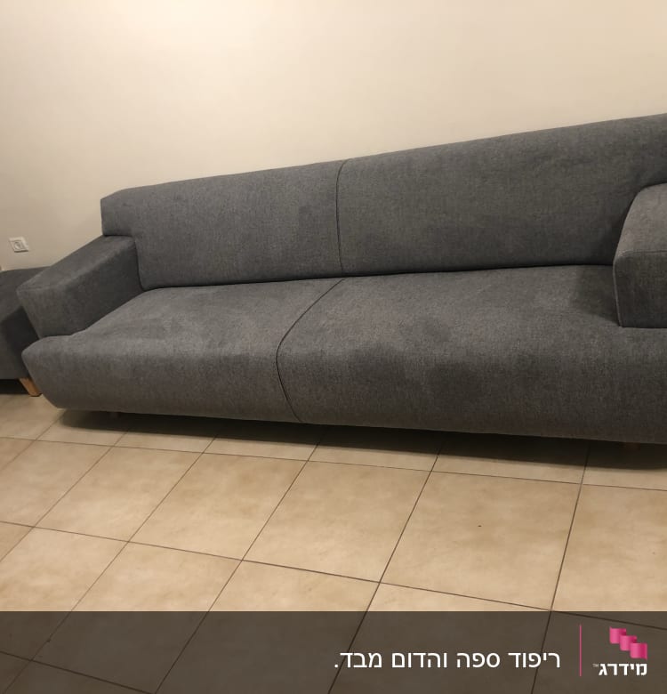 ספה אפורה עם ריפוד עבה ומושב מרופד